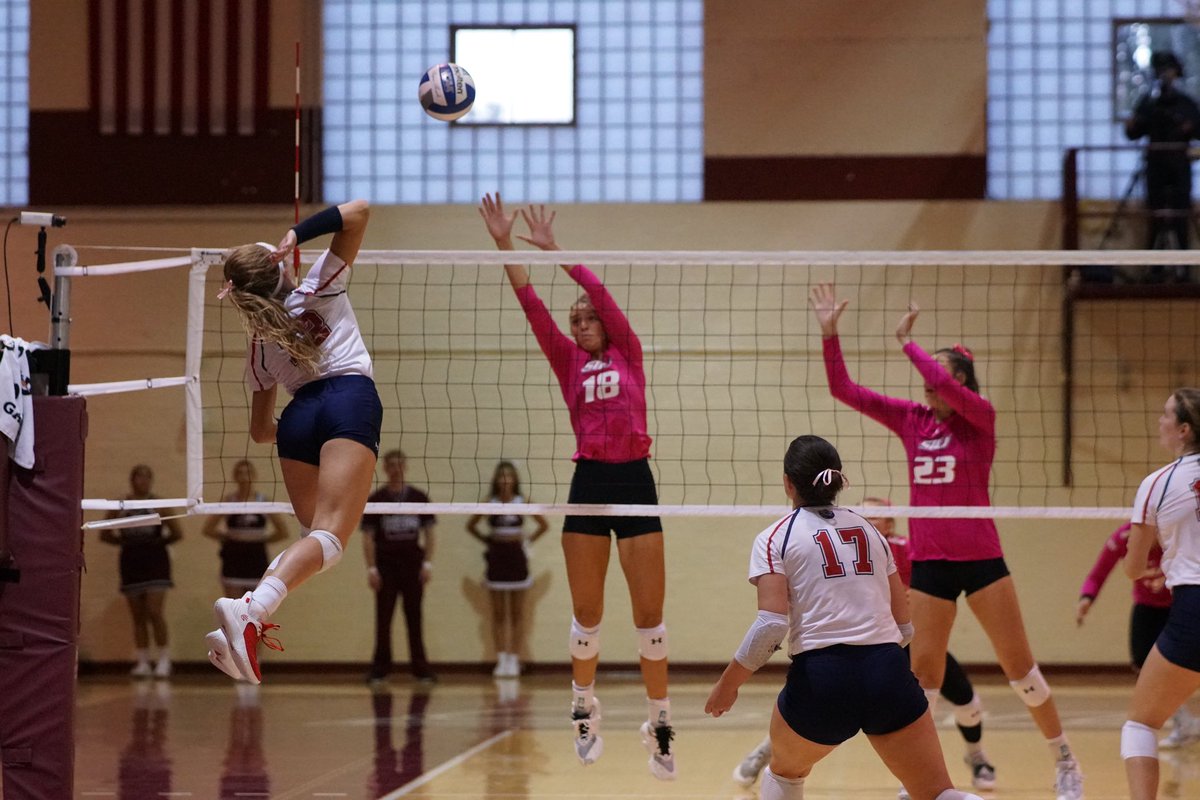 Gilleland recorded a career high 19 kills on a .471 hitting percentage against SIU! 🔨🔥

Weekend recap: rebrand.ly/svyfxcj