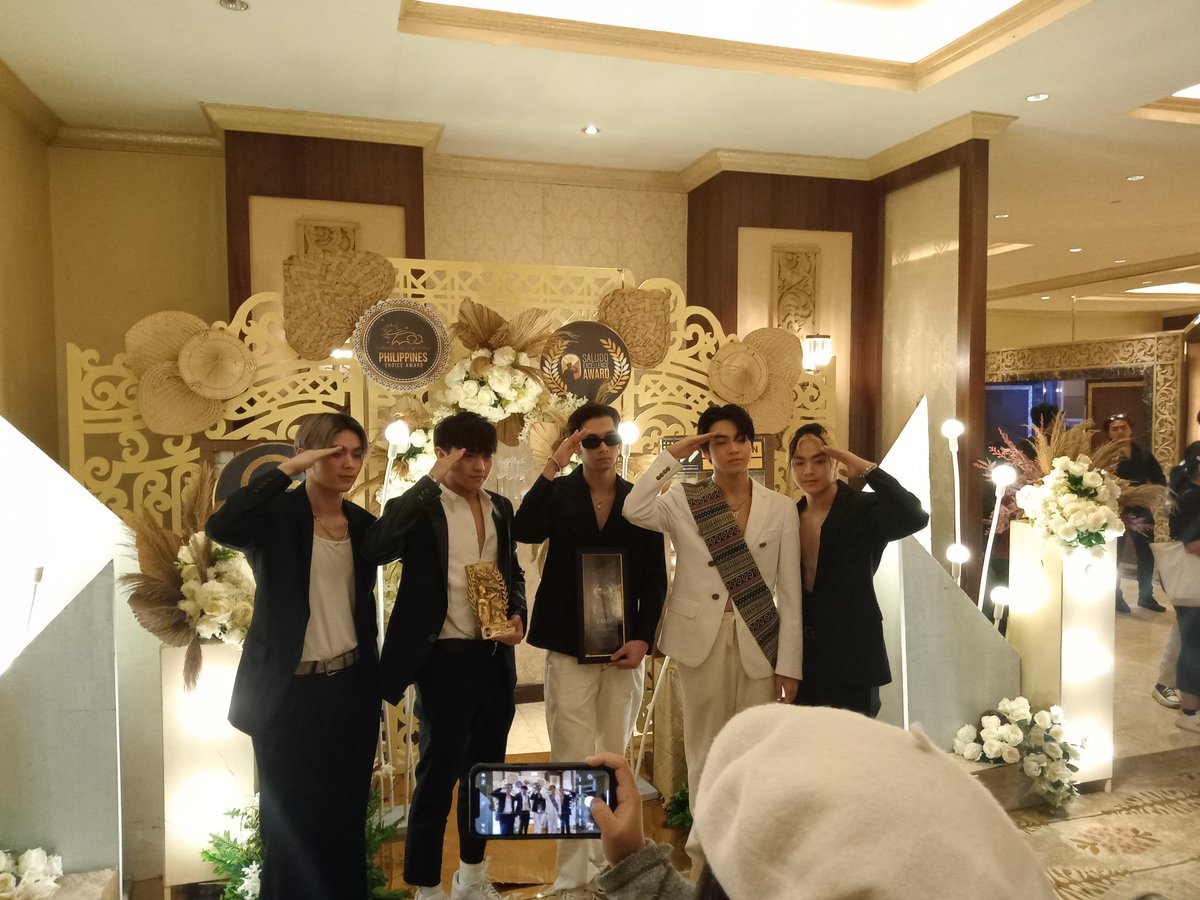 nikxies_'s tweet photo. so proud of you, five!!🥹🫶

VXON ON SALUDO EXCELLENCE
@vxonofficial #VXON
#VXON_BestMalePPOPGroup https://t.co/mka2TToBOp