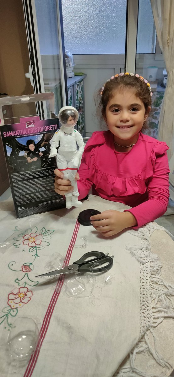 _tomma's tweet photo. @AstroSamantha Bimba contenta 😁 https://t.co/YXIFP4J2ZS
