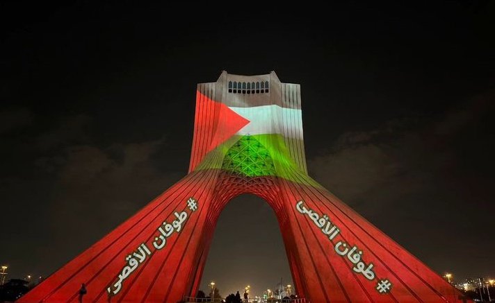 Orang - orang Iran sedang berbahagia merayakan penyerangan Hamas ke Israel. Sudah seperti perayaan tahun baru. Menyalakan kembang api, membagikan makanan, dan meneriakkan semangat - semangat perlawanan terhadap zionis.