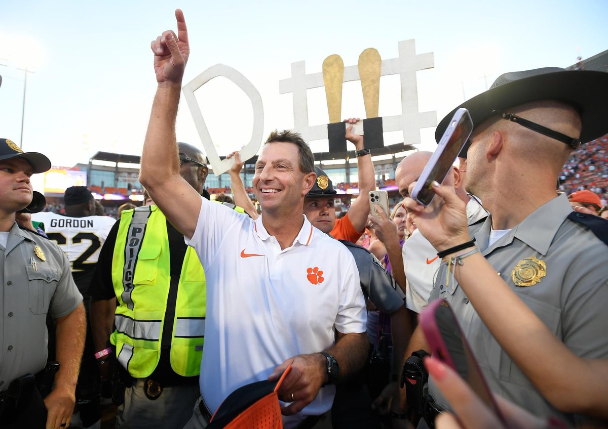 TimCowanRE's tweet photo. Still there. Go Tigers. https://t.co/aCNn937wtI
