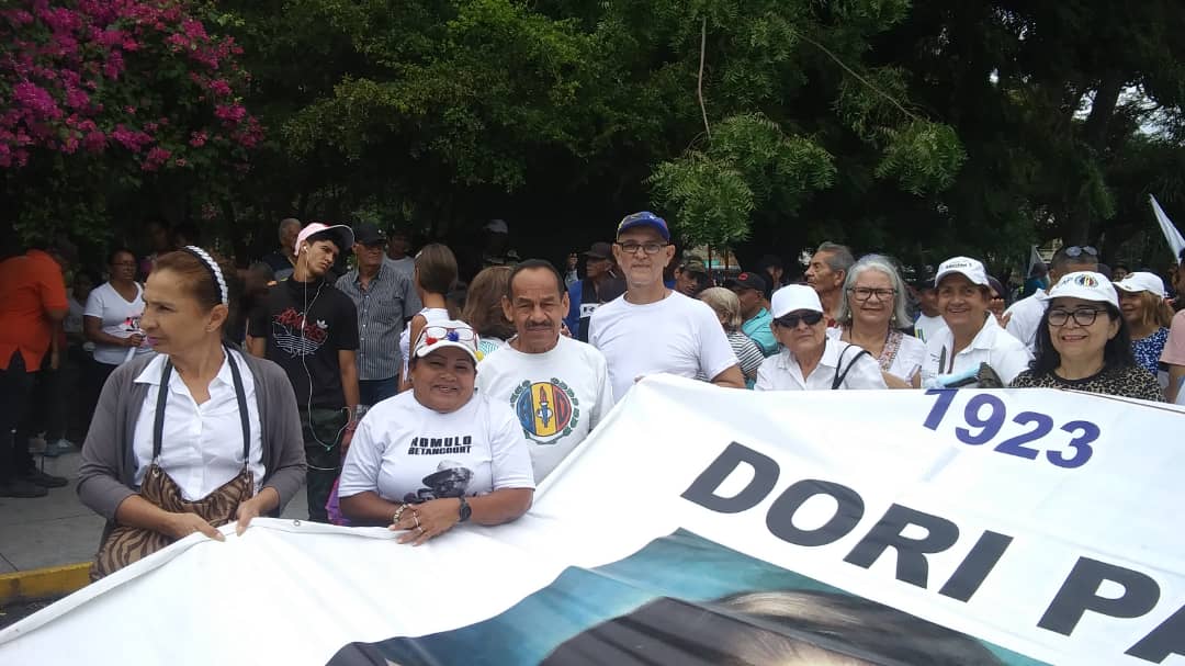 EmiliaMons's tweet photo. El CEP Catedral ,Barquisimeto,Edo Lara ,con alegria y compromiso Acciondemocratista,dimos fuerza a esta gran manifestación de apoyo y trabajo q demuestra una vez más el rumbo a la prosperidad.#MovilizacionTotalAD # LaraconProsperi.Gracias comp Edgar Zambrano y CES,CEM,CEP,Sobella https://t.co/KbwWJD47Ev