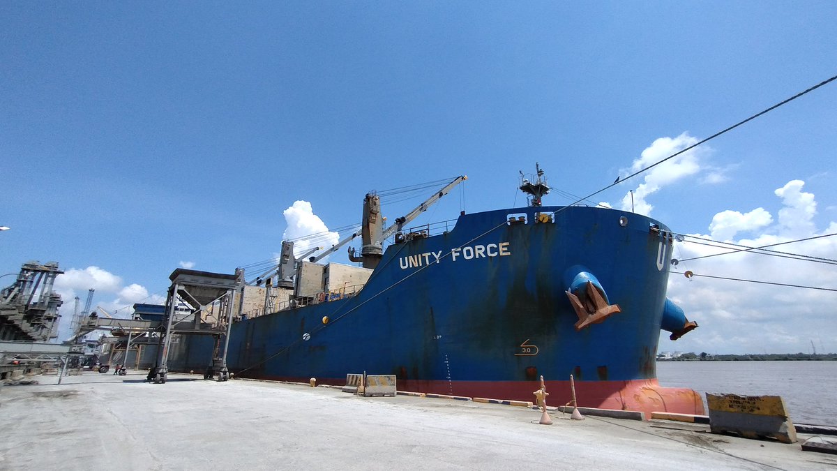 ¡Llegó al puerto de Barranquilla la embarcación con mayor calado en su historia! Unity Force cala 10.3 metros y llega desde Canadá cargada de 40.000 TM de trigo. #NosMovemos por seguir garantizando el acceso fluvial de las grandes embarcaciones a nuestro país 🛳️🇨🇴
