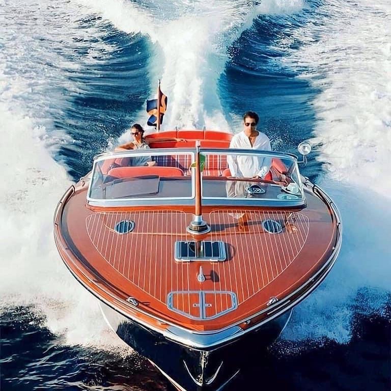 #theweeknd #theweekend #riva #aquariva #luxury #sportboat #runabout #lagodiseo #lombardia #luxurylifestyle #luxurylife #saturdayvibes #saturdayfun #nautica #maritimelife #lifestylephotography #boatphotography #beyondcoolmag #motion #travel #urban #life