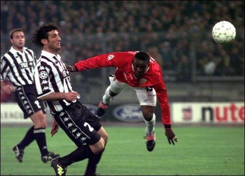 IanIanpyke's tweet photo. 📸 Manchester United striker Dwight Yorke (right) 
scores a crucial header as 
the ‘Red Devils’ came from behind to eliminate Juventus, 
en route to 
 1998/99 European Champions League title. https://t.co/6lS6iwH9qq