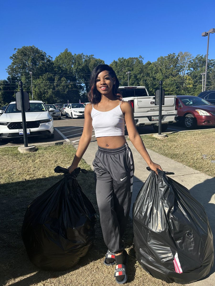 Some of our lovely members during parking lot pickup. 🌎 We would like to thank everyone who came out today to help! Stay tuned for more service events. 💙💚