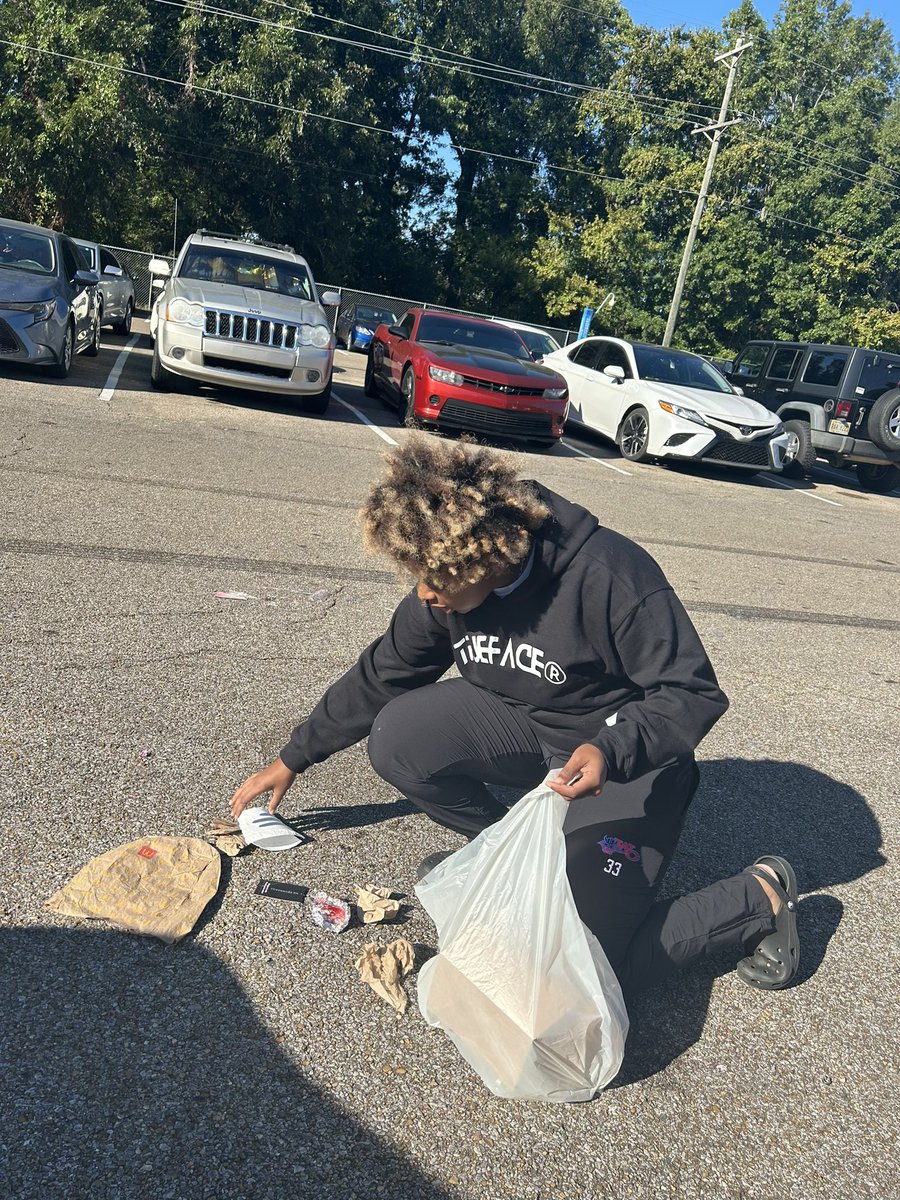 Impact_CSO's tweet photo. Some of our lovely members during parking lot pickup. 🌎 We would like to thank everyone who came out today to help! Stay tuned for more service events. 💙💚 https://t.co/U3F3pzKwcO