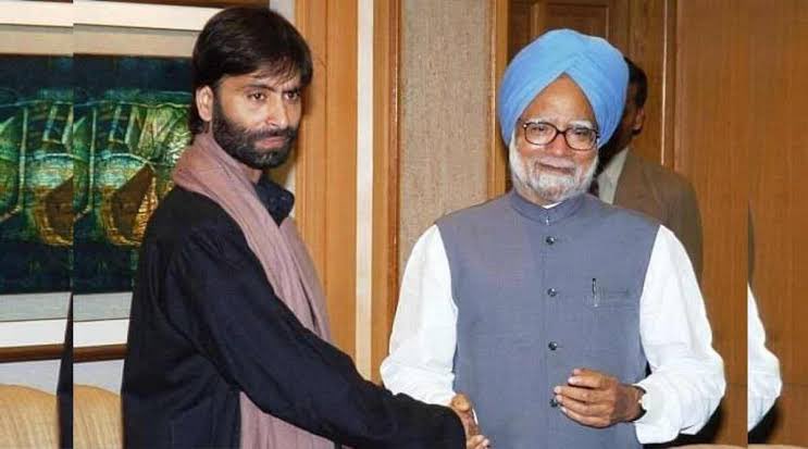 lkantbhardwaj's tweet photo. इजराइल पर हमास ने हमला कर सैंकड़ों निर्दोष नागरिकों , बच्चों महिलाओं को मार दिया , एक समय भारत में भी ऐसा हुआ था 

पर क्या आप सोच सकते हैं की इजराइल में कभी किसी भी दल का कोई भी प्रधानमंत्री अपने नागरिकों के हत्यारों से ऐसे मिलेगा ? https://t.co/OrD4jXMZNb