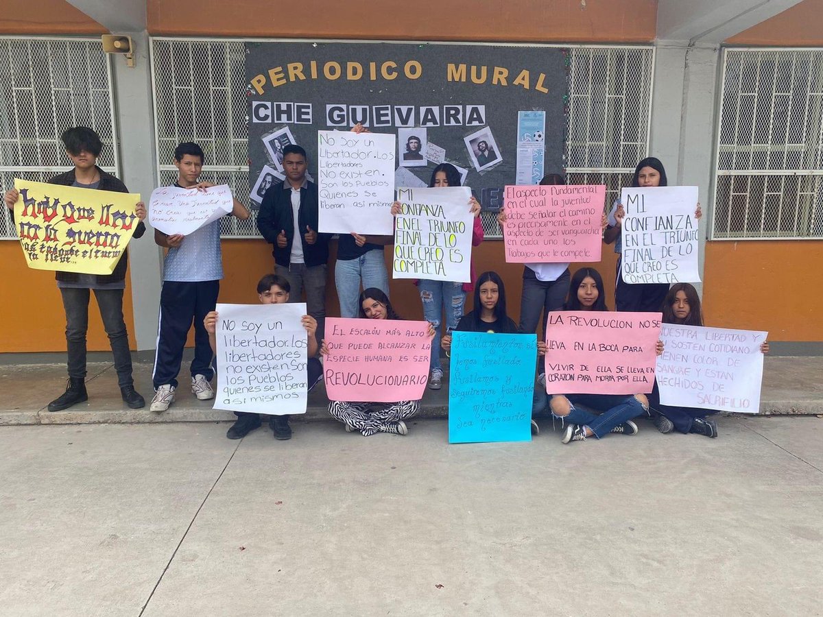 IsoldaMoranRe's tweet photo. #SemanaDelChe ❤️‍🔥

“Si el presente es de lucha, el futuro es nuestro”
-Che Guevara 

Los estudiantes fenerianos recordamos a el gran comandante revolucionario Che Guevara con carteles, periódicos murales, difusión de su trayectoria, frases editadas, etc. 🔥👊🏼🪧 https://t.co/1wVN8BtduA