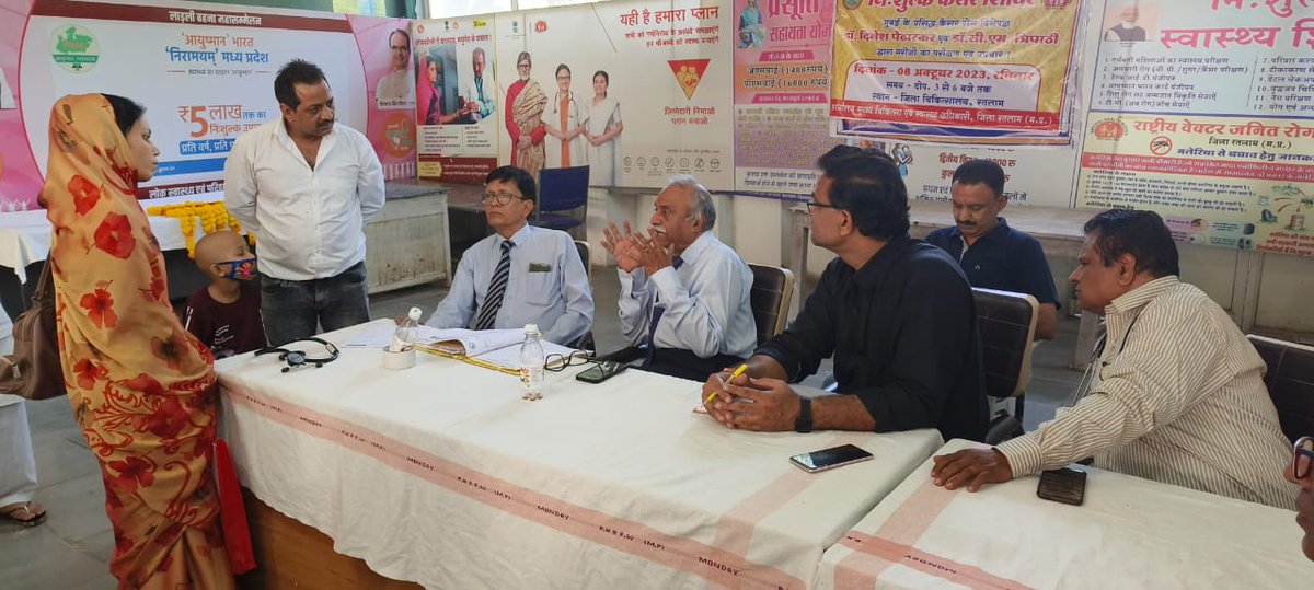HospitalRatlam's tweet photo. @cancercamp Ratlam . M.P.

जिला चिकित्सालय रतलाम में निशुल्क कैंसर शिविर का आयोजन डॉक्टर दिनेश पंढ़ारकर , डॉ चंद्रमौली त्रिपाठी , सिविल सर्जन डॉक्टर एमएस सागर , डॉ गोपाल यादव एवं श्री अशोक अग्रवाल की उपस्थिति में किया गया । शिविर में 59 मरीजों का उपचार किया गया। https://t.co/wQyBH8TS6t