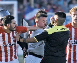 No sé si los van a salvar, no sé si realmente van a descender, lo que sí sé es que van a seguir siendo una mierda como lo fueron toda la vida. Ojalá no quede ni uno.

Aguante San Martín y nosotros que siempre aguantamos 🇦🇹👊🏼