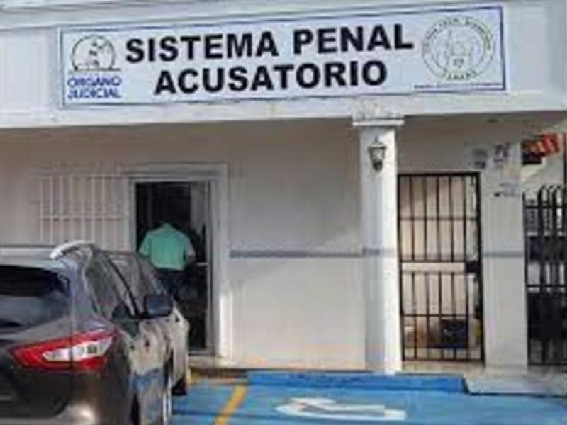 Juez de Santiago manda a prisión a dos por tentativa de homicidio

Los dos delincuentes que viajaban en una camioneta en diciembre de 2022, interceptaron a su víctima que se trasladaba en un camión articulado y sin mediar palabras, armas en mano dispararon
elsiglo.com.pa/cronica-roja/j…