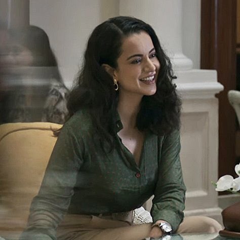 manque1's tweet photo. Director: I need a great actress who is perfect heroine material 
Le #KanganaRanaut : ❤️
#Tejas https://t.co/ZjN0cDNh57