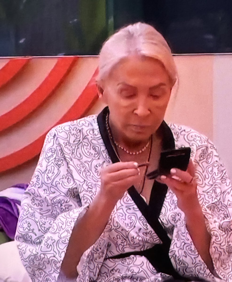 TodoSalseos's tweet image. Laura Bozzo preparándose ya para darnos salseo esta noche en el #GHVIPDBT4.

Esperemos que hoy se ponga bastante pegamento en las pestañas JAJAJAJAJAJAJA #GHVIP8O #GHVIP80