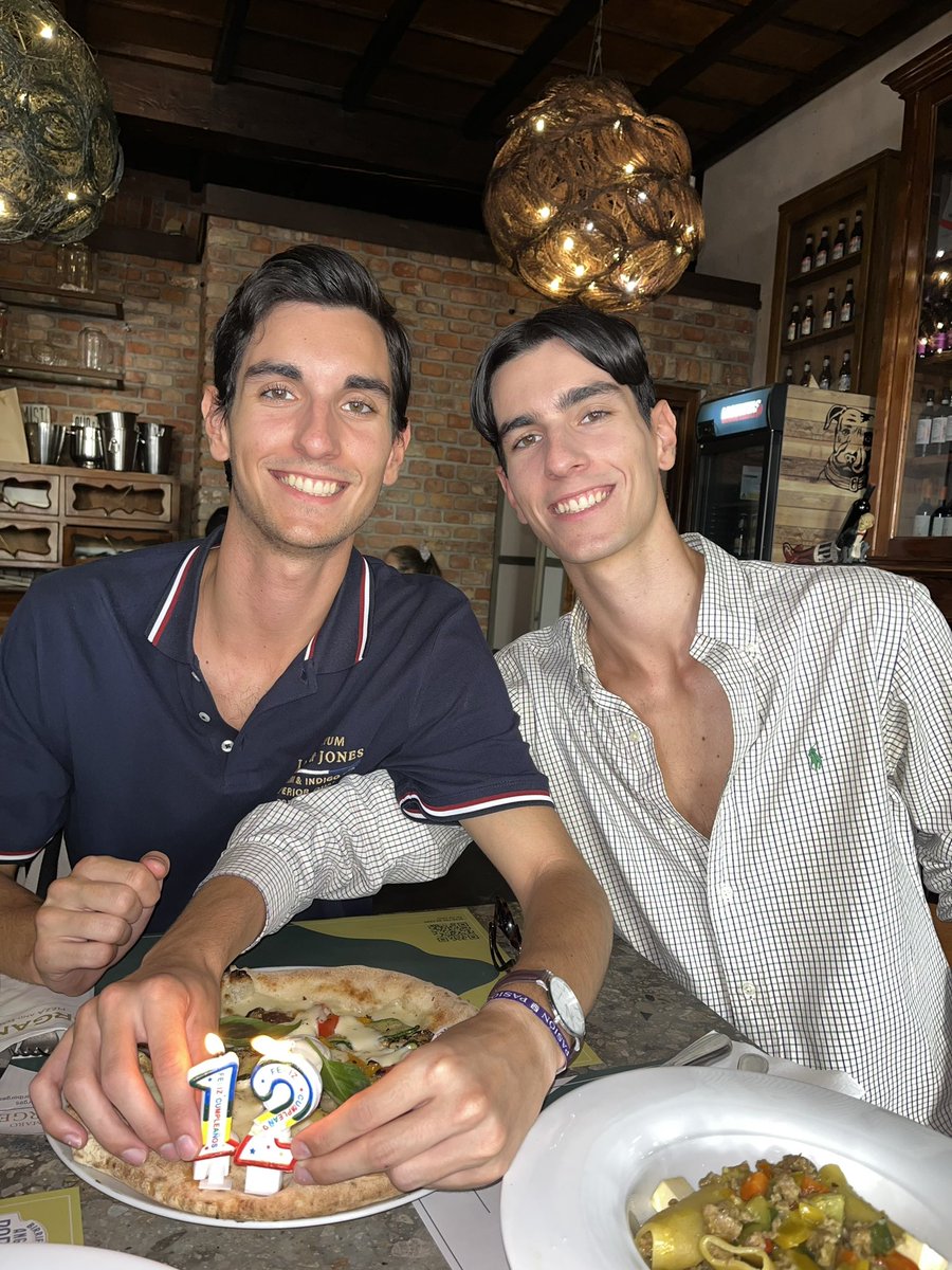 alfonsopicchi's tweet photo. 21 anni in Italia 🎂🇮🇹 https://t.co/Ny856qcPst