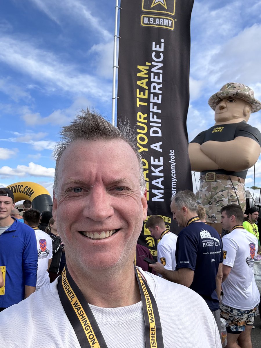 Congratulations to all the runners at the 39th annual #ArmyTenMiler! It was an honor to join you for a beautiful morning run through the iconic sites in Arlington and Washington, D.C. #StrongerTogether