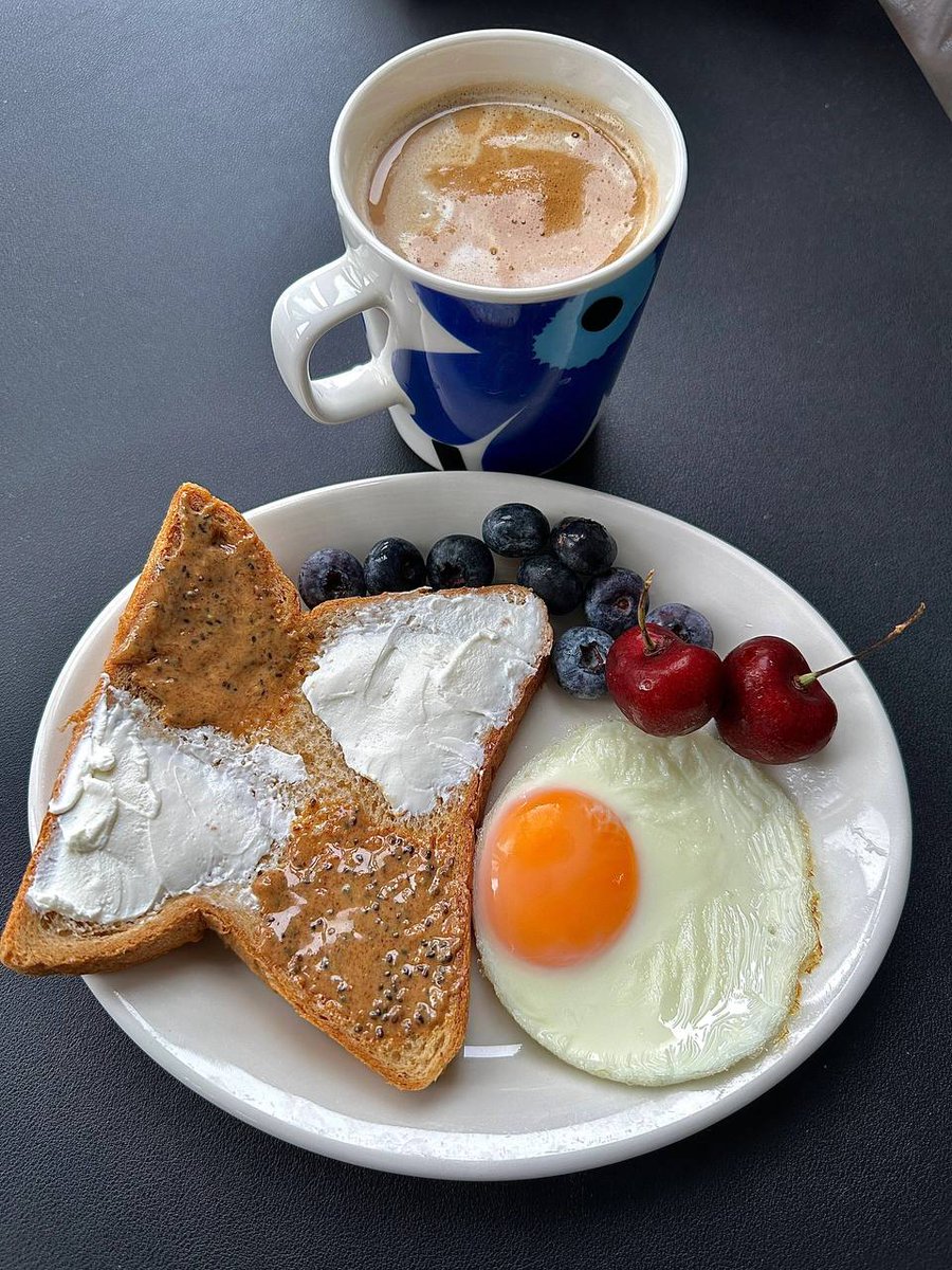 Maximrwers's tweet photo. “Breakfast is the most important meal of the day and I definitely have a hearty breakfast before I do anything.”🌞
#breakfastathome #cozyhome #stayhomemost #healthyfoodshare #instayum #toasts #overnightoats #summerrecipes #healthymeals #easyrecipes https://t.co/rPvWOhwSDP