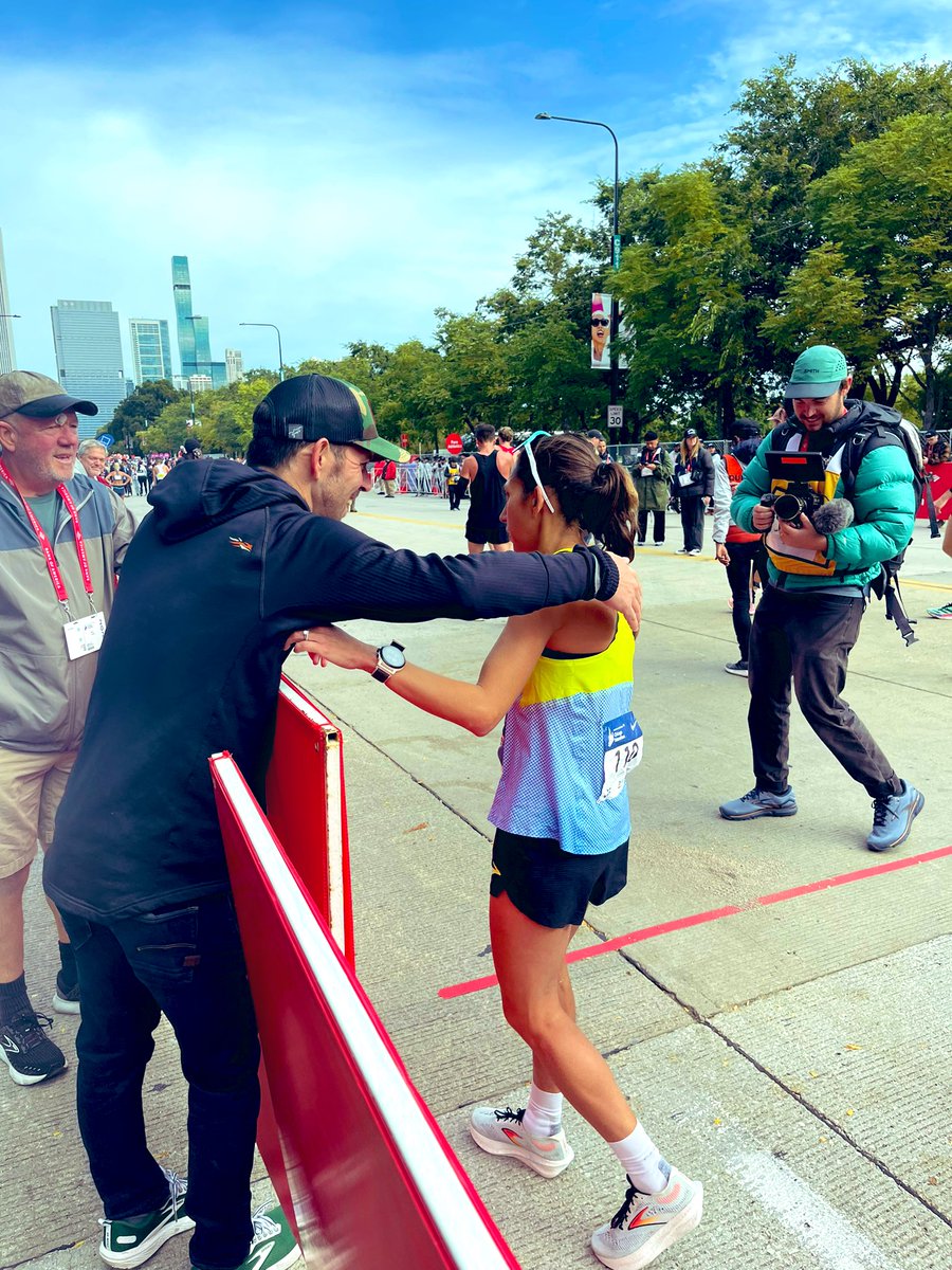 Decades in the making! 

Congrats to <a href="/des_linden/">des_linden</a> on the new Master’s American Record! 2:27:35 🇺🇸 

#ChicagoMarathon #ChiMarathon 

📷: <a href="/stonemalick/">Stone</a>