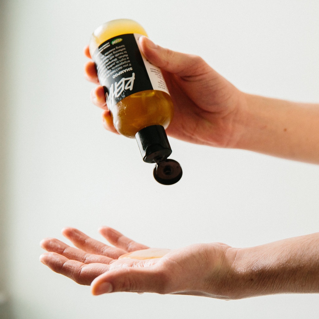 LushMex's tweet photo. ¿Tu pelo está pidiendo 🆘 a gritos?😰 El shampoo Rehab contiene aceite de oliva que añade fuerza al cabello, mientras que los jugos frescos de 🍍 y papaya recién exprimidas ayudan a limpiar la melena en profundidad para permitir que brille con luz propia✨ https://t.co/PW5KncVKSq https://t.co/sRxHRPZf4y