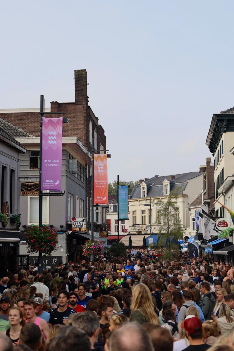 Absoluut feest om vandaag de <a href="/marathonehv/">ASML Marathon Eindhoven</a> te kunnen lopen! Van 0 tot 21 kilometer mensen langs het parcours; constant aanmoedigingen, eigen muziekinstallaties en borrels voor de deur. Stratumseind was één lang kippenvel moment. 
Brabant op z’n allerbest! 🙏🏻
#sportmatters