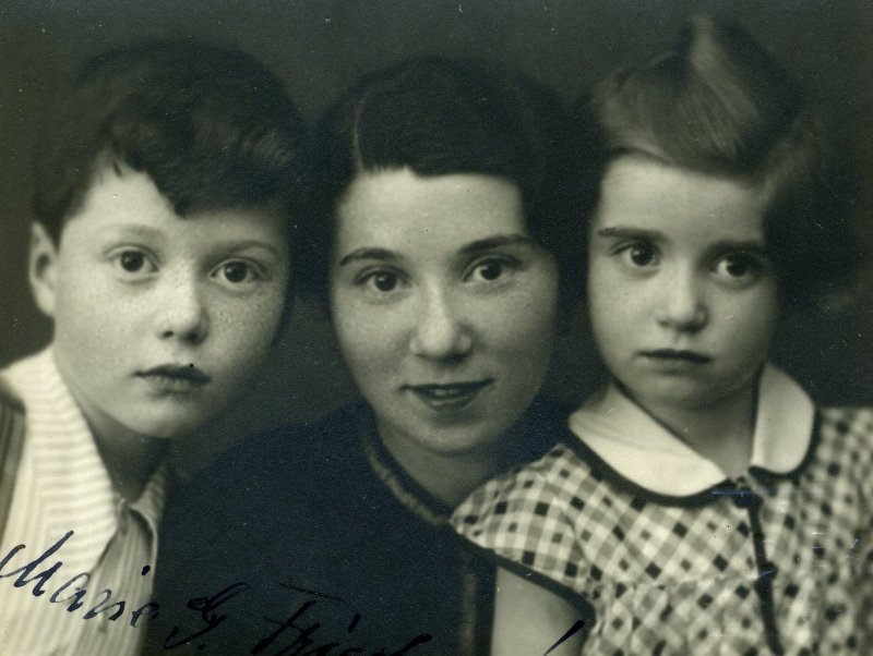 8 October 1931 | Czech Jewish girl, Liana Friedová, was born in Prague. She was deported to #Auschwitz from #Theresienstadnt ghetto on 4 October 1944 with her mother Gertruda and brother Pavel. None of them survived.