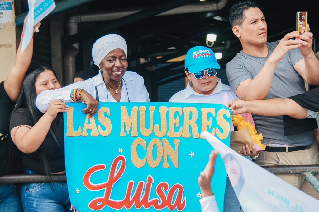 marcelaguinaga's tweet photo. Empezamos esta gran caravana con nuestra futura presidenta @LuisaGonzalezEc, en El Empalme. 
Este 15 de octubre, la victoria será de la gente. 
#PorElBienDeTodos 🖐🏼🇪🇨 https://t.co/6dQQBeS8zH