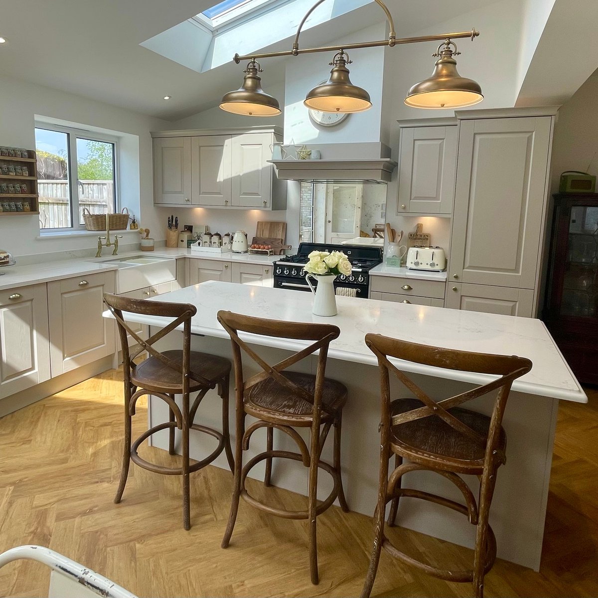 The Carnegie kitchen range exudes personality. Its standout molded detailing on the doors, along with the additional shaker elements like pilasters, mantle, and canopy, culminate in a truly classic kitchen aesthetic. ♥⁠ ⁠ 📷 Carnegie Heritage Grey⁠ ✏ @neatkitchens