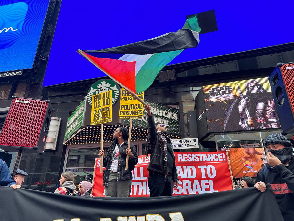 PeoplesForumNYC's tweet photo. 🇵🇸HAPPENING NOW: New Yorkers are gathering in Times Square to stand with Palestinian resistance.  We say END ALL U.S. AID TO APARTHEID ISRAEL!

#Palestine #VivaPalestina https://t.co/nHJYti2ehm