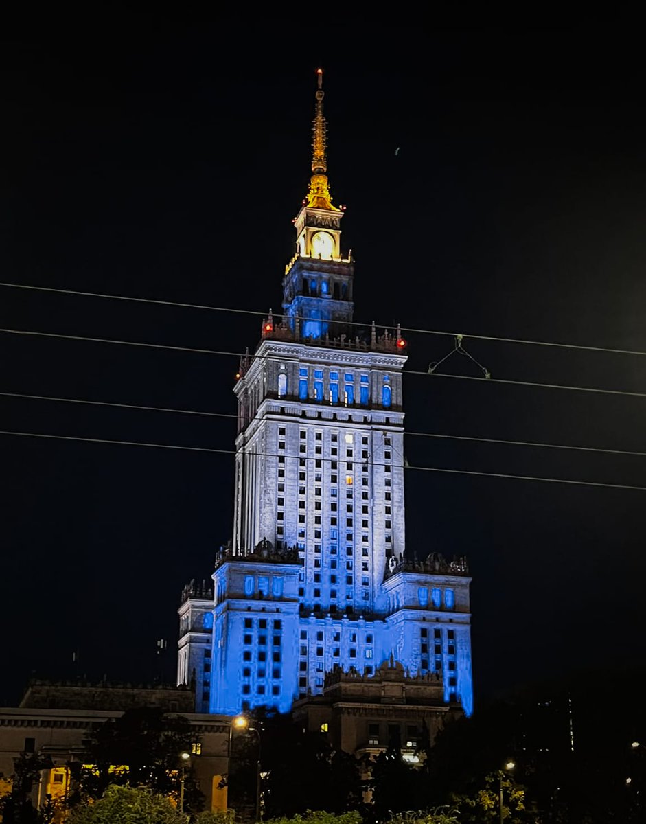 Nie dla przemocy! Nie dla atakowania bezbronnych obywatelek i obywateli izraelskich miast. Wczoraj m.in. Tel Awiw, nasze miasto siostrzane, zostało zaatakowane rakietami, które siały zniszczenie i smierć.

Dzisiaj, tak jak inne europejskie miasta, demonstrujemy