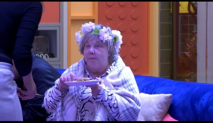 emiii_07k's tweet image. las  fiestas en gh argentina y brasil / las fiestas en españa jajaja

como no van a tener un salon para las fiestas? jajaja 

#GHVIP4O #GHVIP5O #GHVIP8