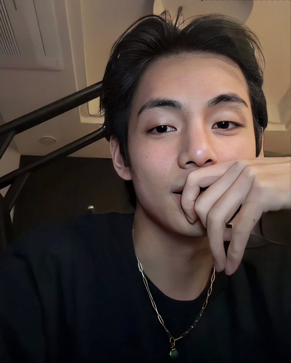 luvboxsmilev's tweet photo. [HD PIC] KIM TAEHYUNG LIVE🫠😭

--THREAD--

#KIMTAEHYUNG #TAEHYUNG #BTSV https://t.co/7sRNteReCV