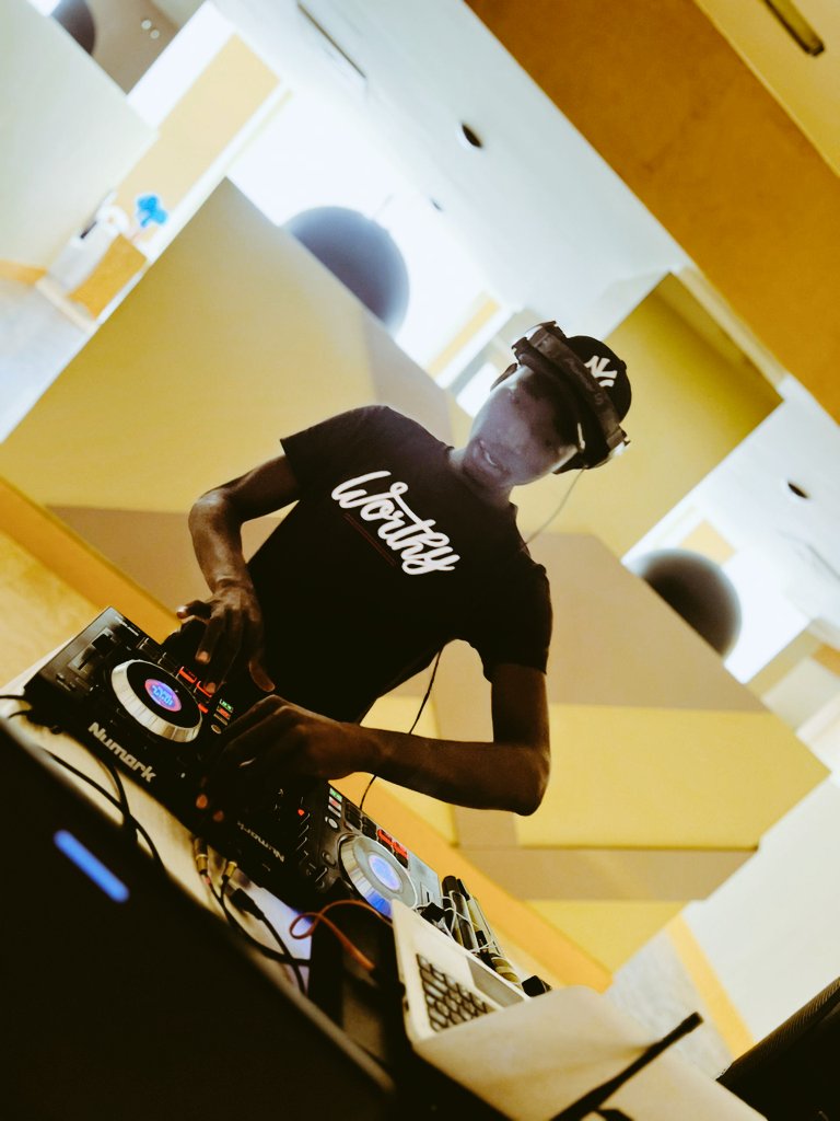FinaSozo's tweet photo. ❤️💥🤞
Hôtel #Radisson_Blu
Connexion @nalingue 🙏 https://t.co/yx9TrmrPxG