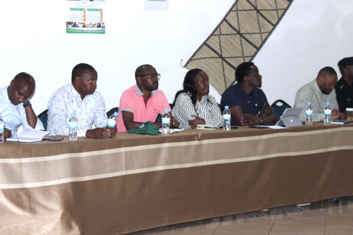 MusanzeDistrict's tweet photo. Iyi nama yitabiriwe na DVC SPA muri UR  Dr. Raymond Ndikumana,  DVC Finance muri UR Madamu  Françoise TENGERA, itsinda ry' abakozi ba UR riyobowe na UR Registrar Madamu Odette UWIZEYE, Inzego z' Umutekano, PES @NzabonimpaEmmy , DES Musanze @alex_kanayoge n'abayobozi banyuranye. https://t.co/fb2G7REBod