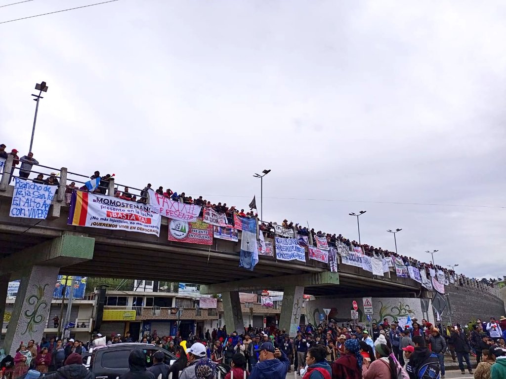 noficciongt's tweet photo. 📍Cuatro Caminos, Totonicapán. Por séptimo día consecutivo se mantiene la toma del cruce de carreteras en la zona en protesta contra las acciones del MP en contra de la democracia 📸 @PhaulyC #ParoNacionalIndefinido https://t.co/vSIAuxvMtd