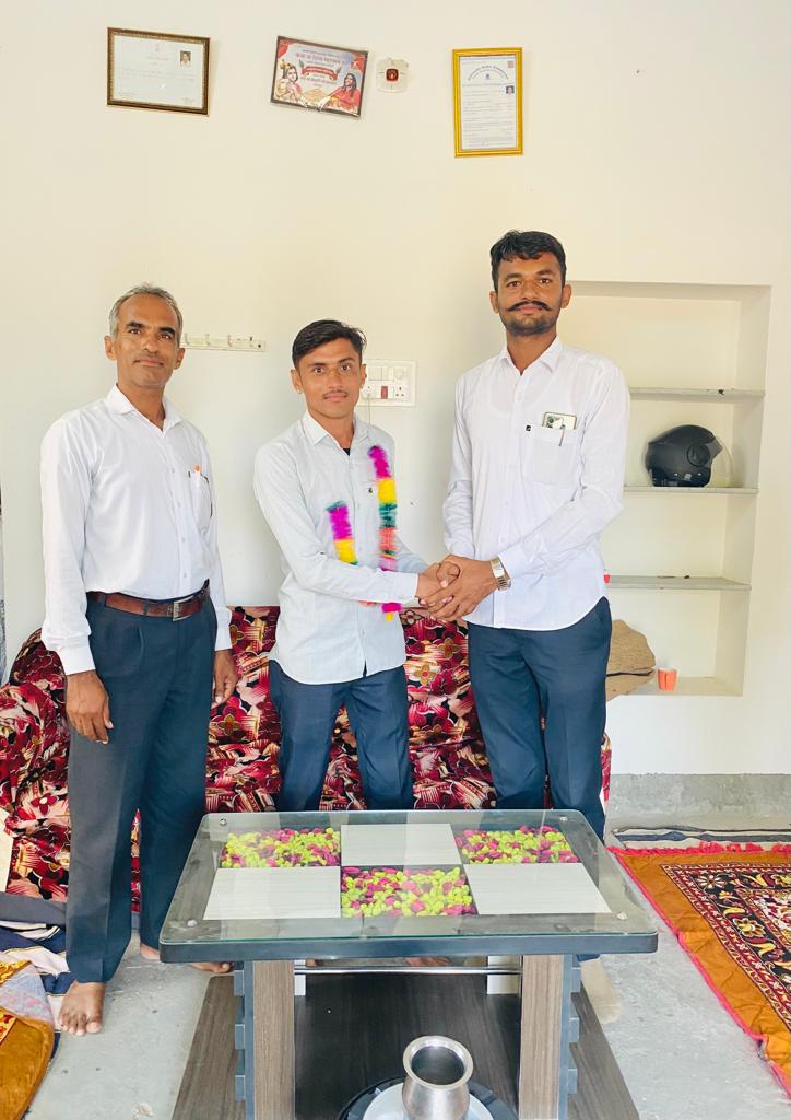 Onkar743's tweet photo. #अध्यापक स्नेह मिलन समारोह बीजराड़,#peeo नागजी राम खोथ के घर ... आभार गुरुजी,,✌️ https://t.co/LfmBNs54WL
