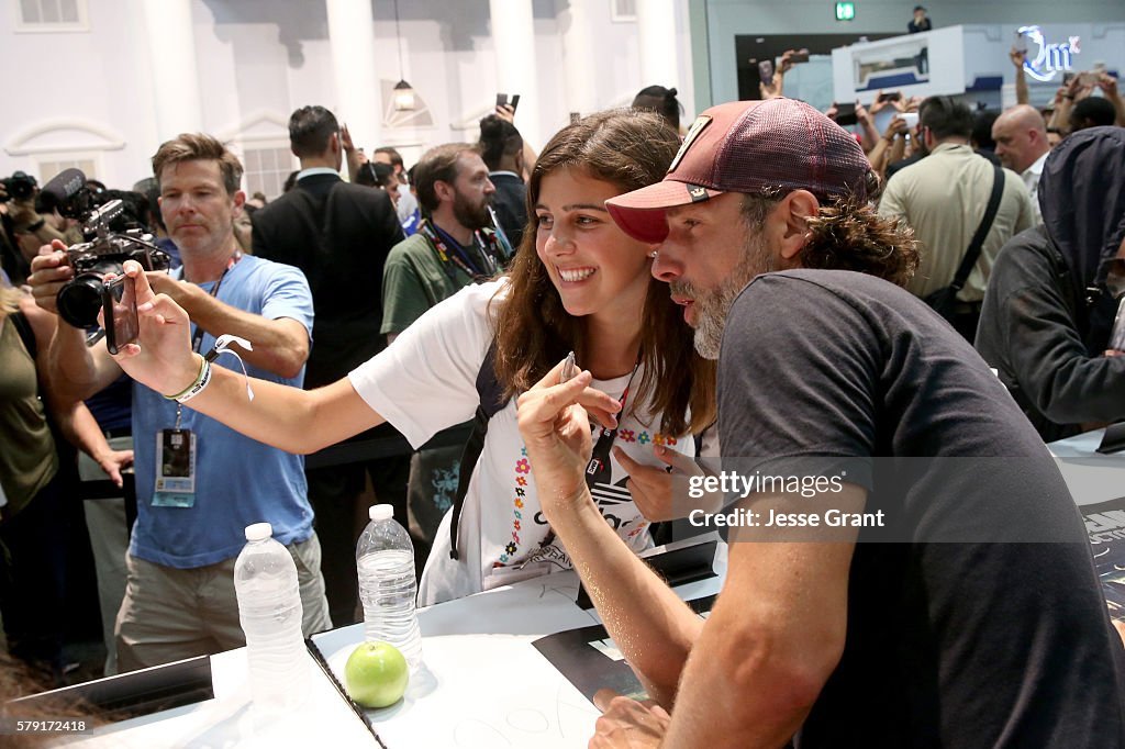 GettyImagesRP's tweet photo. © #GettyImagesRP › Photos &amp; V͟i͟d͟e͟o͟s͟
Search for 𝗘𝘃𝗲𝗻𝘁𝘀 › #WalkingDeadSeriesRP

SAN DIEGO, CA - SEP 25: The cast sign autographs at AMC's 'The Walking Dead' panel during Comic-Con International 2023 at San Diego Convention Center. https://t.co/ixigRKKEhT