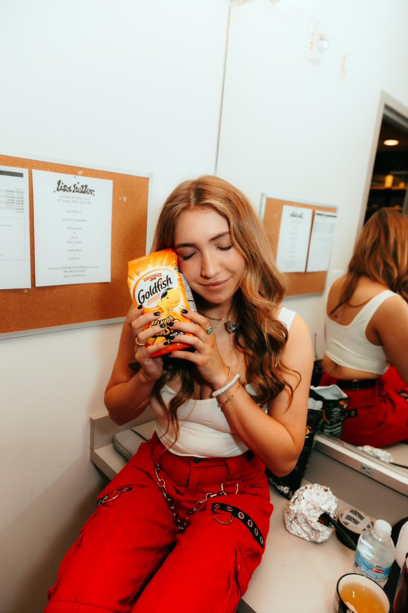 lisahellermusic's tweet photo. just a girl and her goldfish!! It was my first time in St. Louis and it was amazing. See u tn Chicago at house of blues (a bucket list venue of mine) ❤️ https://t.co/5mKrIrNwGR