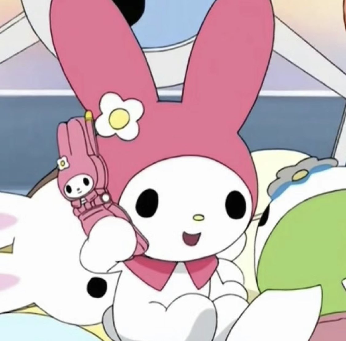 piinkimi_'s tweet photo. my melody &amp; her tiny phone https://t.co/qynznpKPCj