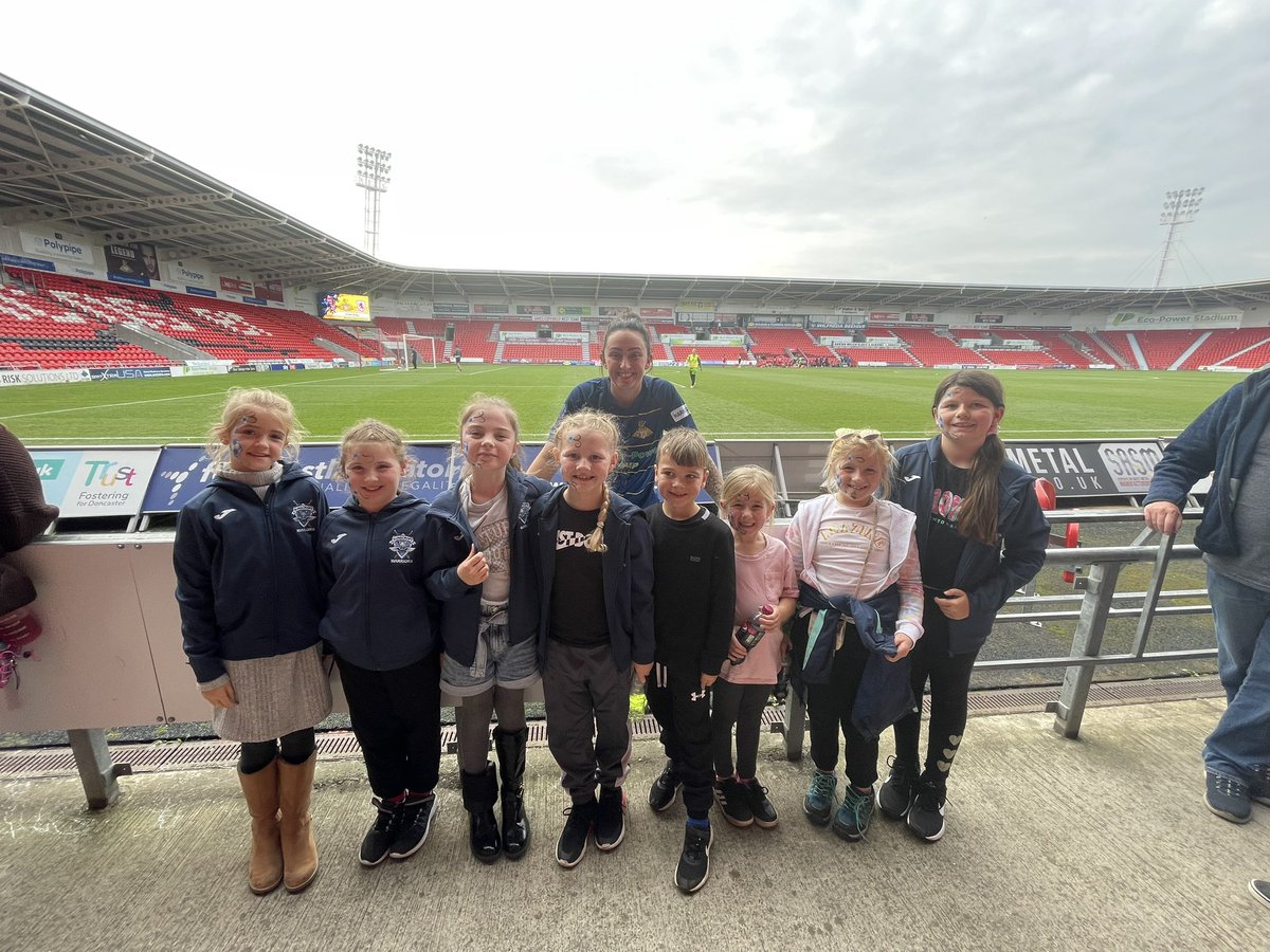 took some of the dunscroft warriors to watch donny belles play today, the girls had a fantastic time loved watching and supporting the girls they even met some of the players, and my son logan loved meeting some of the players specially the goalie
@donnybelles @phoebe__sneddon