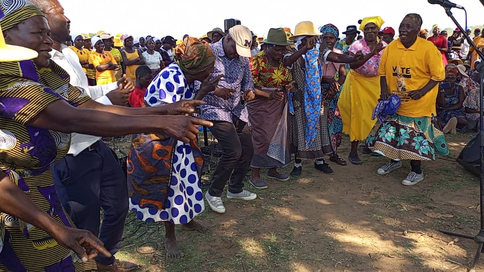 mavhairemt's tweet photo. In Rural ward 17 Masvingo Central Today .Aganist all odds/ FAZ intimidation ,we won the council vote ,Parliamentary Vote & Presidental Vote in this ward .We said Siyabonga ,Thank you ,Tinotenda !!!
#Dzikisa Gejo ,Pasi Pane Mwando!!!
@nelsonchamisa https://t.co/b7HBnKn5OO