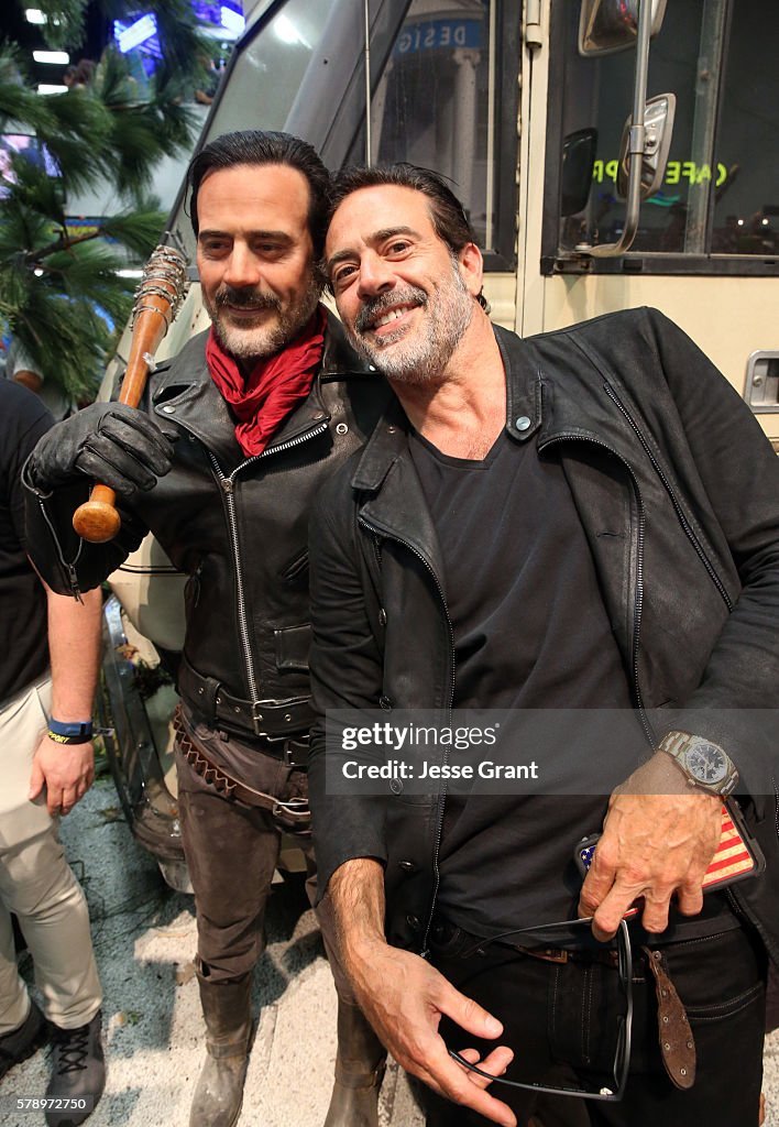 GettyImagesRP's tweet photo. © #GettyImagesRP › Photos &amp; V͟i͟d͟e͟o͟s͟
Search for 𝗘𝘃𝗲𝗻𝘁𝘀 › #WalkingDeadSeriesRP

SAN DIEGO, CA - SEP 25: 𝗠𝗮𝘃𝗲𝗿𝗶𝗰𝗸 𝗦𝗰𝗵𝘄𝗮𝗿𝘇 (@slynessir) and 𝗘𝗶𝗱𝗲𝗮𝗿𝗱 𝗙𝗲𝗹𝗱𝗻𝗲𝗿 (@saturnalcore) during Comic-Con International 2023 at San Diego Convention Center. https://t.co/cbNbUNVJvp