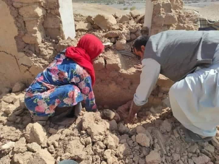 NaseebKhanMand3's tweet photo. کله نا کله داسي چغې کړم له ډېره درده
اسمان ته ګورمه چي اوس به را غورېږي که نه؟

#AfghanistanEarthquake https://t.co/5mDHRDNL7G