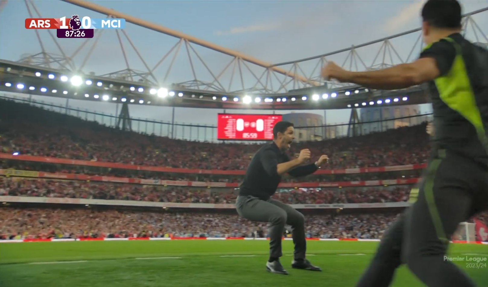 O grande jogo da Premier League teve poucas oportunidades, mas a sorte  sorriu ao Arsenal aos 86' e agravou a má fase do Manchester City