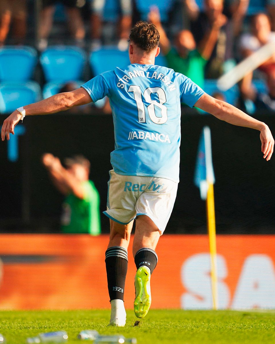 RCCelta's tweet photo. ¿Es un pájaro? 🕊️ ¡NO!
¿Es un avión? ✈️ ¡NO!

Es JØRGEN STRAND LARSEN.