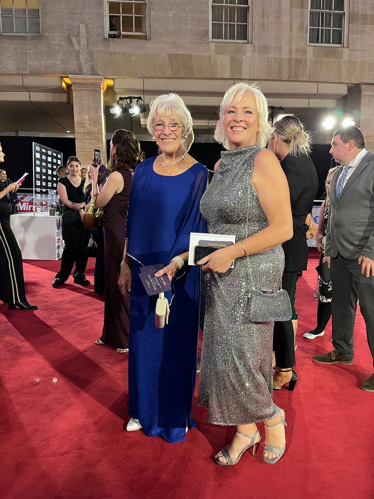#Grannymave and her friend Jackie McDougall arrive at  the #prideofbritain awards in London. Catch them on the red carpet at : facebook.com/events/7088081…… #Macmillan #TSB #dailymirror