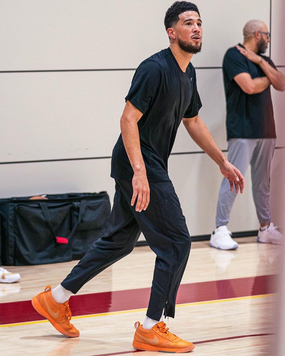 SneakerNews's tweet photo. Chapter One 📚 https://t.co/BcW6ul1c3f