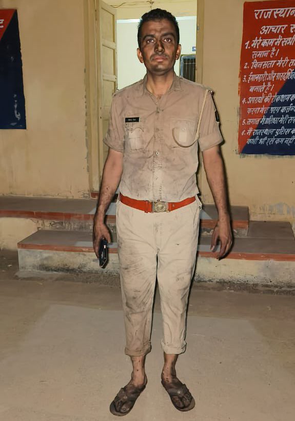 Shubhamshuklamp's tweet photo. राजस्थान के जैसलमेर जिले के नाचना के मुख्य बाजार में बीती रात शनिवार को भयंकर आग लग गई. आगजनी की वारदात मिलने के बाद यहां नाचना पुलिस मौके पर पहुंची. इस दौरान नाचना थाने के चालक देवेन्द्र सिंह गड़ी ने मुख्य बाजार से जब भयंकर आग देखी. उस आग में व्यापारी के लाखों के सामान को जलता देख और रोते व्यापारी के आंसू देवेंद्र सिंह नहीं देख सके और वो आग में कूद पड़े. उन्होंने अपनी जान की परवाह किए बिना व्यापारी से दुकान का सामान को बाहर निकालना शुरू किया। इस दौरान सेना के जवान और ग्रामीण भी आग बुझाते दिखे। वही सामान बाहर निकालते हुए सिंह आग की लपटों के शिकार भी हुए। ऐसे वीर जाँबाज़ को सैल्यूट.