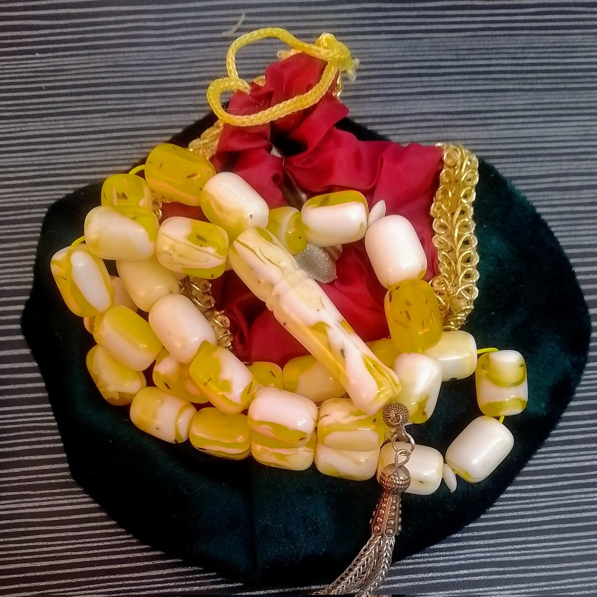 33 خرزة كهرب درجة أولى ...لون مميز ذات طابع الاناقة ...السعر 50$ دولار فقط...سبح بحمد ربك...سبحة درجة أولى ...للهدايا ...والكشخة...
معرض حاج خدمت مرجان...