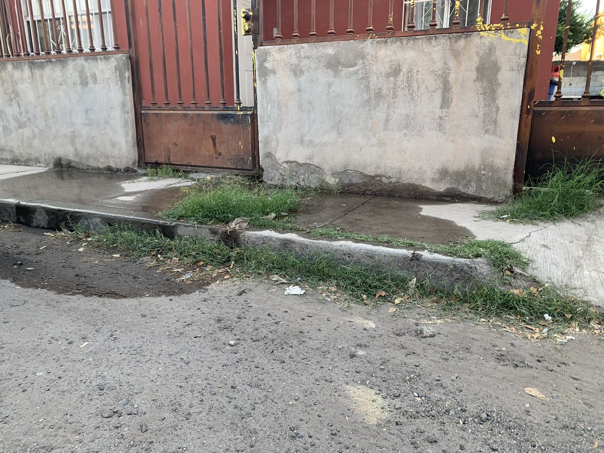 <a href="/aguahermosillo/">Agua de Hermosillo</a> hace unas semanas me reportaron una fuga de agua que iba brotando sobre la banqueta de una casa, hoy la fuga ya es más grande.
La dirección es calle Salustiana 25, entre Jaffa y Bahía. Colonia Los Naranjos. <a href="/HermosilloGob/">Gobierno de Hermosillo</a>