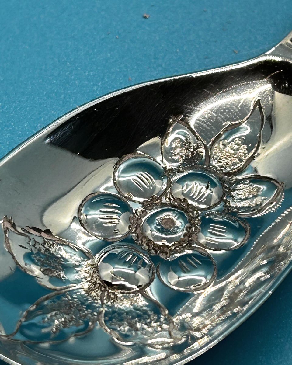 HTNantiques's tweet image. Lovely #solidsilver #caddyspoon with #repousse decoration!

happinessnostalgia.etsy.com/listing/158369…

happinessthroughnostalgia.com

#MHHSBD #vintage #etsy #EtsySeller #etsyfinds  #etsygifts #etsyshop #etsylovers #etsystore #homedecor #giftideas #giftsforhim #giftsforher